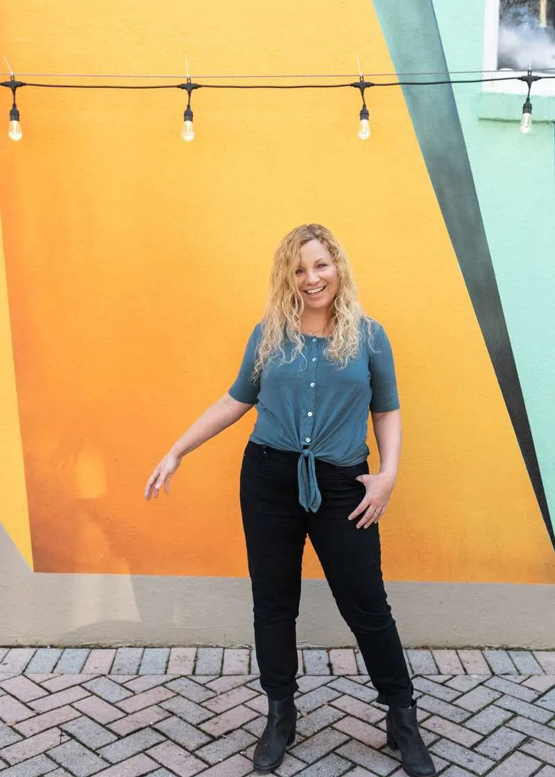 Danita Brooks, coastal landscape artist, in Jacksonville Florida loves to paint ocean oil paintings, animal paintings and create coastal art prints.